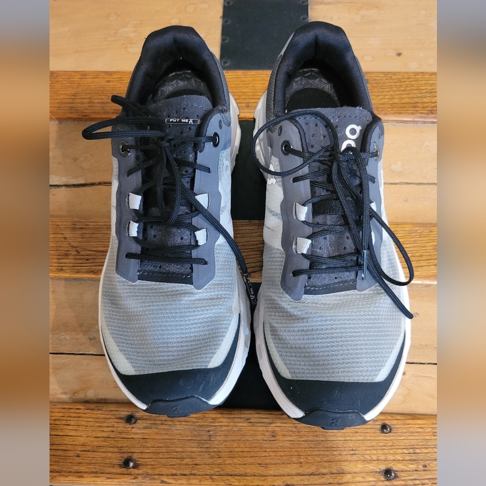 On Cloud Running CloudVista Sneakers